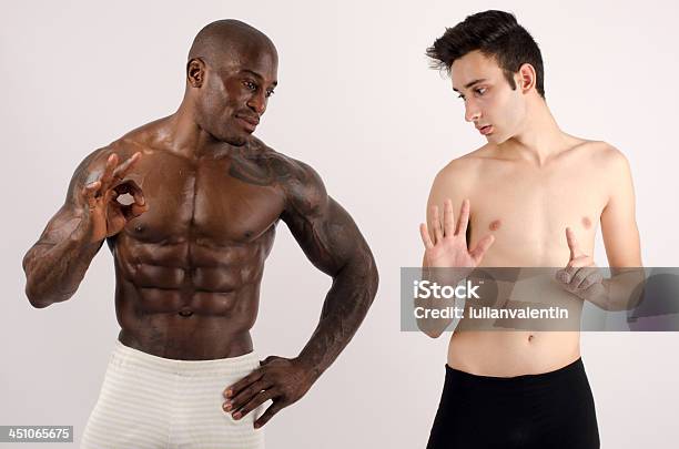 Dos Hombre Blanco Y Negro Bodybuilder Un Estrecho Guy Foto de stock y más banco de imágenes de Debilidad