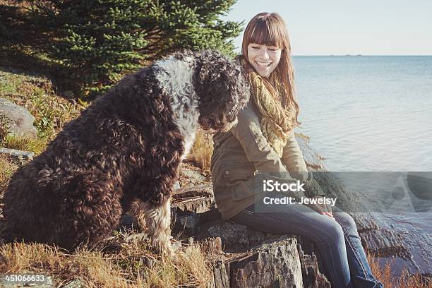 Giovane Donna E Il Suo Cane - Fotografie stock e altre immagini di Cane - Cane, Peloso - Pelo animale, Oceano Atlantico