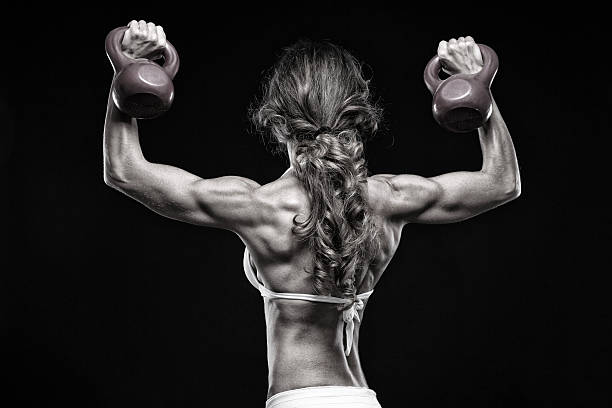 garrafa de bell exercício - human muscle body building exercising black and white - fotografias e filmes do acervo
