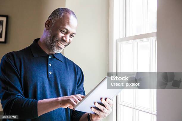 Foto de Homem Usando Tablet Digital e mais fotos de stock de Homens - Homens, Mesa digital, Origem Africana