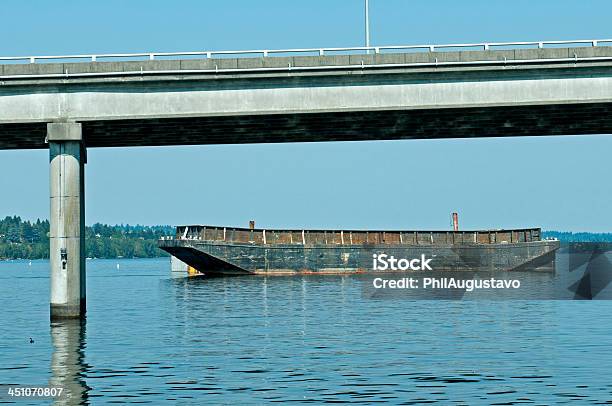 Photo libre de droit de Péniche Ancré À Proximité Du Pont Sur Le Lac Washington À Seattle Dans Létat De Washington banque d'images et plus d'images libres de droit de Arbre