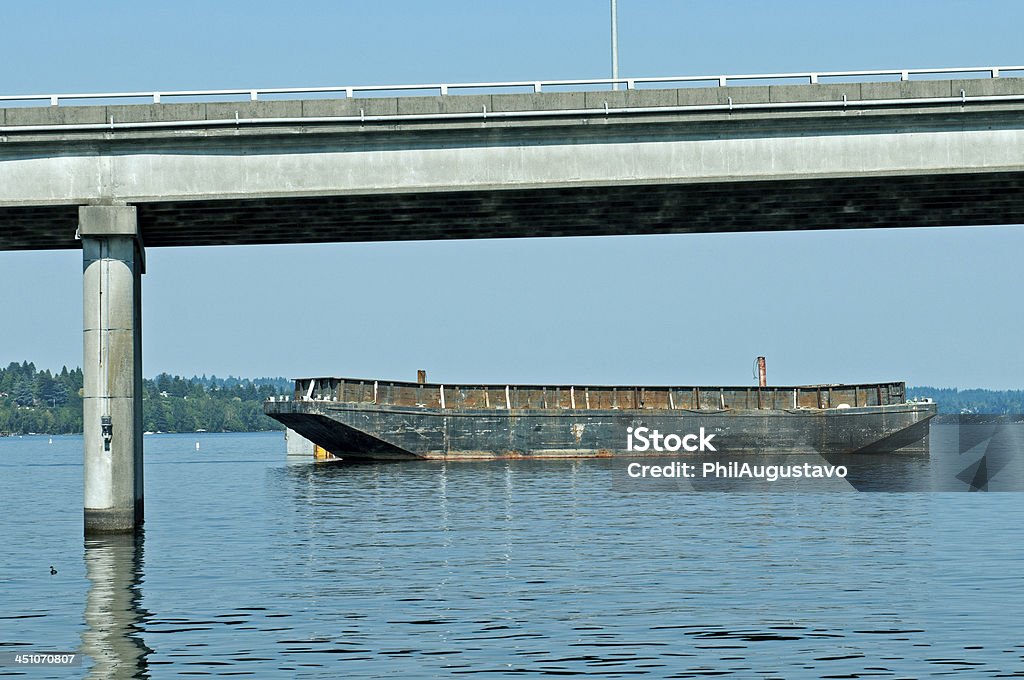 Баржа Стоять на якоре возле Мост через озеро Вашингтон, Сиэтл, штат Вашингтон - Стоковые фото Lake Washington роялти-фри