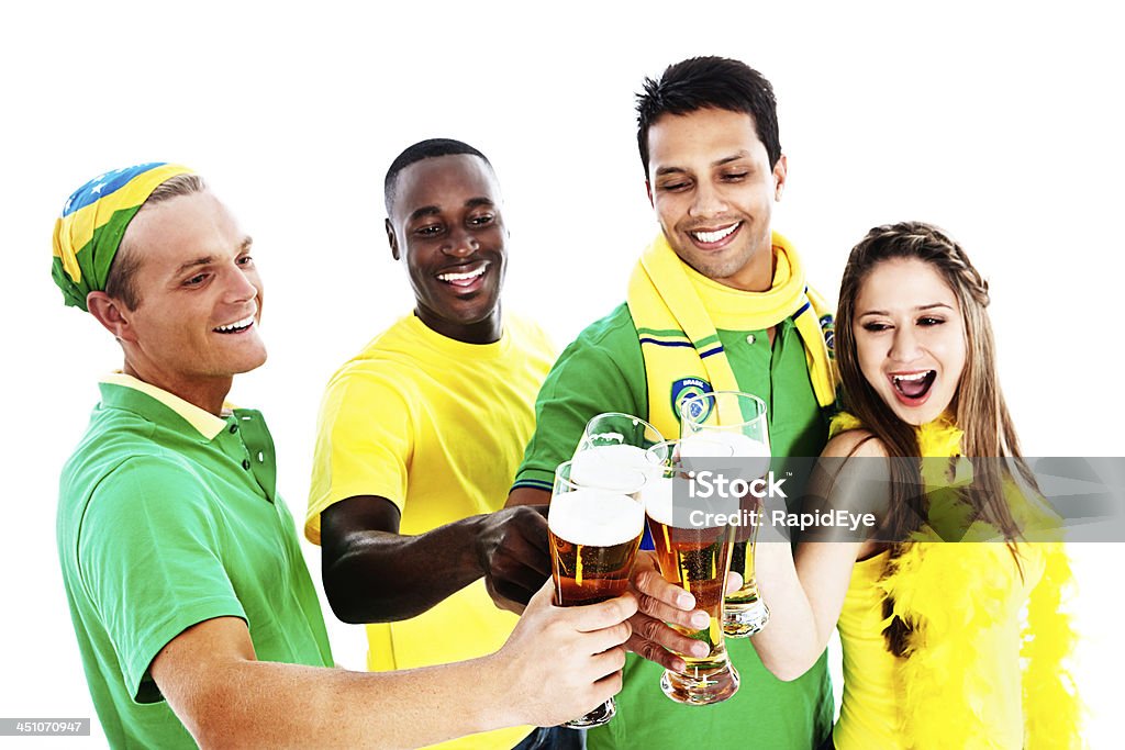 Четыре Бразильские футбольные Фанаты тост своей команды - Стоковые фото 20-29 лет роялти-фри