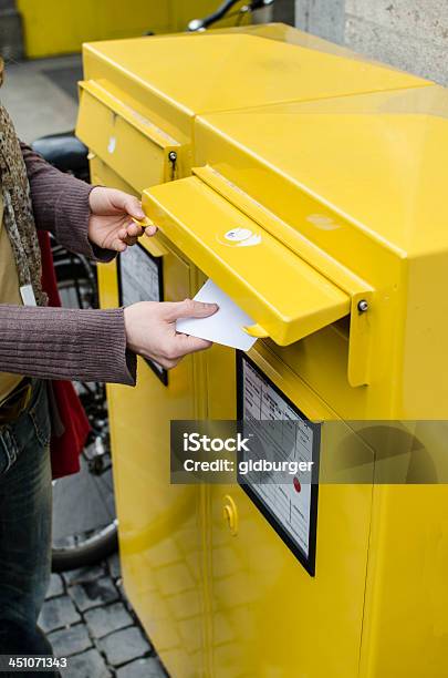 Photo libre de droit de Posting Une Lettre banque d'images et plus d'images libres de droit de Activité avec mouvement - Activité avec mouvement, Boîte aux lettres, Boîte aux lettres publique