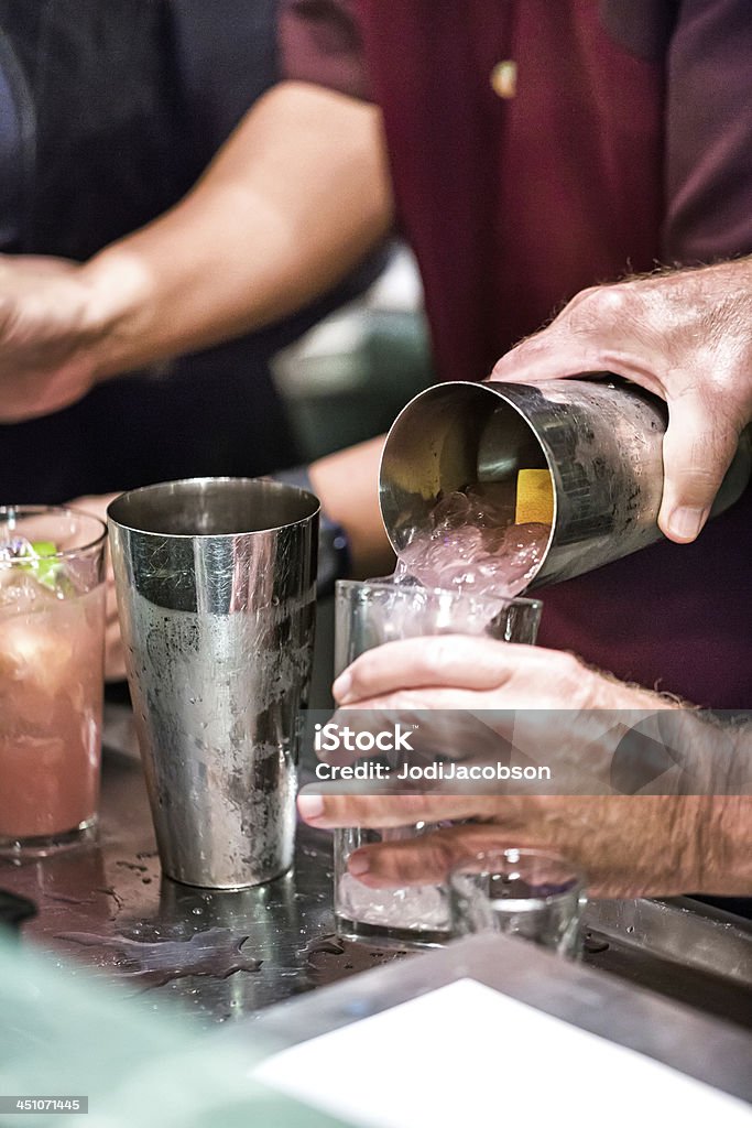 Mischen alkoholische Getränke für eine festliche party New year's Eve - Lizenzfrei Bartresen Stock-Foto