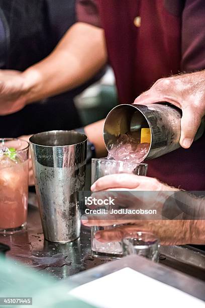 Mischen Alkoholische Getränke Für Eine Festliche Party New Years Eve Stockfoto und mehr Bilder von Bartresen