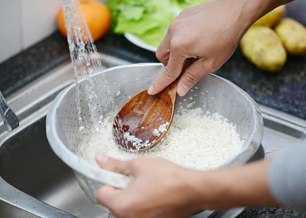 lavado de arroz blanco - silverware clean wet kitchen utensil fotografías e imágenes de stock