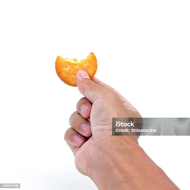 Homem Mão Com Um Biscoito De Leitelho Isolado A Branco - Fotografias de stock e mais imagens de Adulto