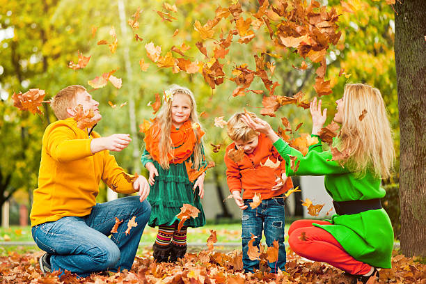 família de quatro no parque no outono ao ar livre - preschooler autumn beautiful blond hair imagens e fotografias de stock