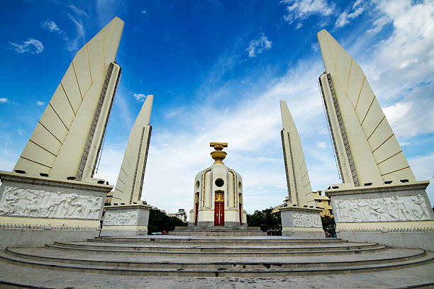 a democracia monumento em bangcoc, tailândia - democracy monument - fotografias e filmes do acervo