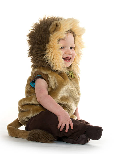 junge in lion costume - costume halloween lion baby stock-fotos und bilder