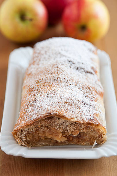 allemand strudel aux pommes maison - stroodle photos et images de collection