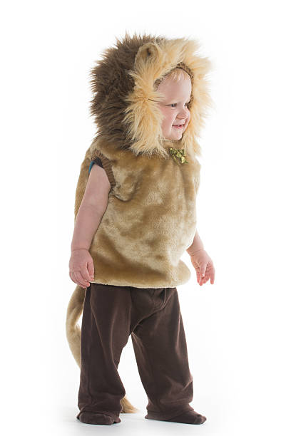 niño en un disfraz de león - costume halloween lion baby fotografías e imágenes de stock