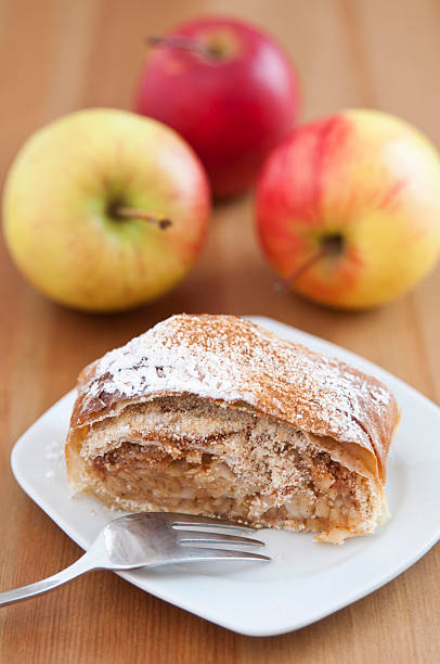 allemand strudel aux pommes maison - stroodle photos et images de collection