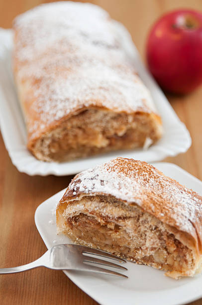 tedesco strudel di mele fatto in casa - stroodle foto e immagini stock