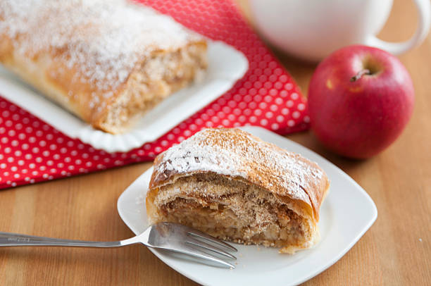 tedesco strudel di mele fatto in casa - stroodle foto e immagini stock