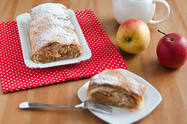 allemand strudel aux pommes maison - stroodle photos et images de collection