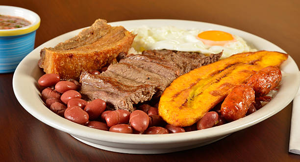 colombien repas.  série, voir plus. - bandeja paisa photos et images de collection