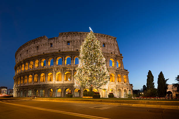 Coliseum y el árbol de Navidad, Roma, Italia - foto de stock