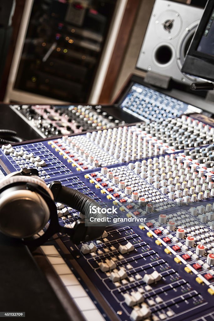 Digital profesional y consola de grabación de sonido - Foto de stock de Amplificador libre de derechos