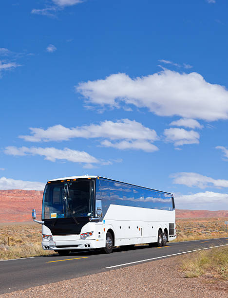 autocarro condução através de vale no arizona usa - coachride imagens e fotografias de stock