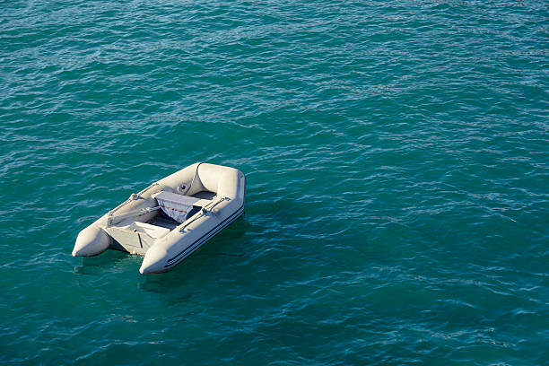 perdido no mar - inflatable raft nautical vessel sea inflatable imagens e fotografias de stock