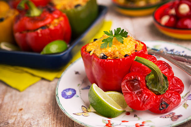 peperoni ripieni di riso con verdure, coperto con formaggio - stuffed stuffed pepper pepper bell pepper foto e immagini stock