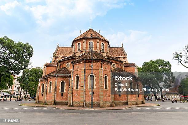 Basílica Notredame De Saigon Na Cidade De Ho Chi Minh - Fotografias de stock e mais imagens de Ao Ar Livre