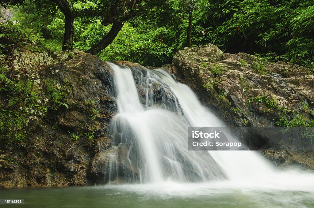 Водопад в sarika - Стоковые фото Азия роялти-фри