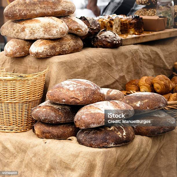 Хлеб В Продовольственном Рынке — стоковые фотографии и другие картинки Батон - Батон, Без людей, Большая группа объектов