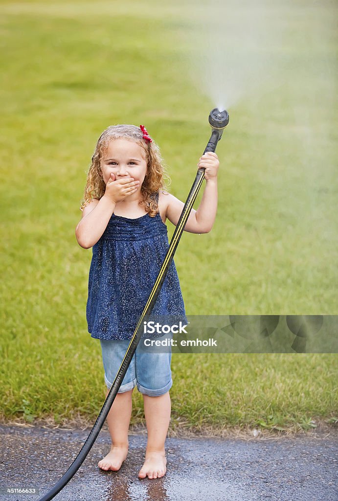 Fille jouer avec Tuyau d'arrosage - Photo de 2-3 ans libre de droits