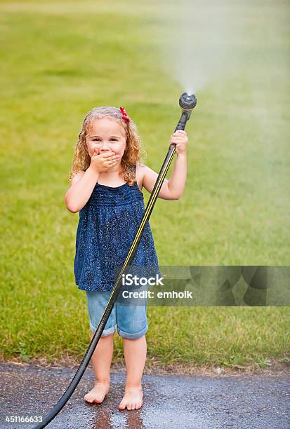 Photo libre de droit de Fille Jouer Avec Tuyau Darrosage banque d'images et plus d'images libres de droit de 2-3 ans - 2-3 ans, Asperger, Bonheur