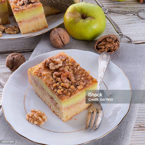 Photo libre de droit de Strudel Aux Pommes Avec Gâteau À La Vanille Et De Noix banque d'images et plus d'images libres de droit de Aliment