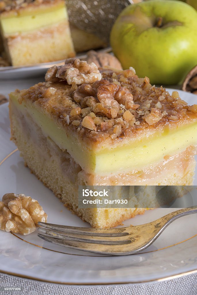 strudel z jabłkami z Wanilia pudding i nakrętki - Zbiór zdjęć royalty-free (Chrupkie ciasto)