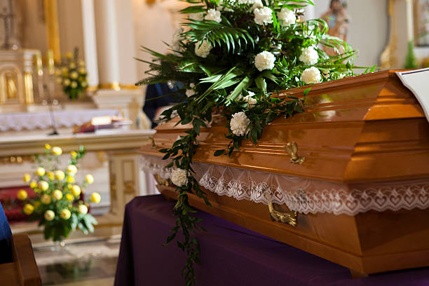 fleurs sur un cercueil dans l'église - funérailles photos et images de collection