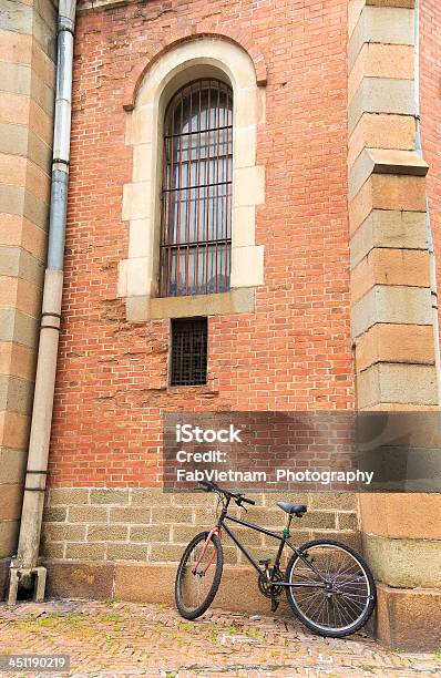 Photo libre de droit de Vélo Appuyé Sur Lancienne Muraille De Briques Rouges banque d'images et plus d'images libres de droit de Architecture