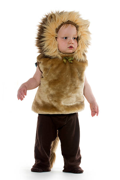 junge in lion costume - costume halloween lion baby stock-fotos und bilder