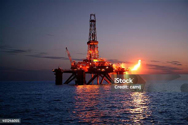 Suar Api Suar Pada Rig Foto Stok - Unduh Gambar Sekarang - Anjungan lepas pantai ...
