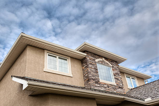 la conformazione con windows, mattoni, pietre, grondaia soffit, stucchi - stucco foto e immagini stock