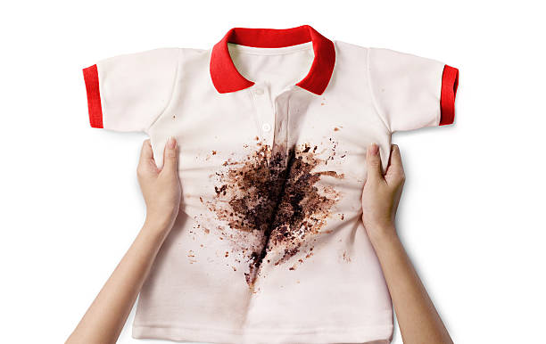 рука удерживайте грязные рубашка - coffee alcohol wine chocolate стоковые фото и изображения