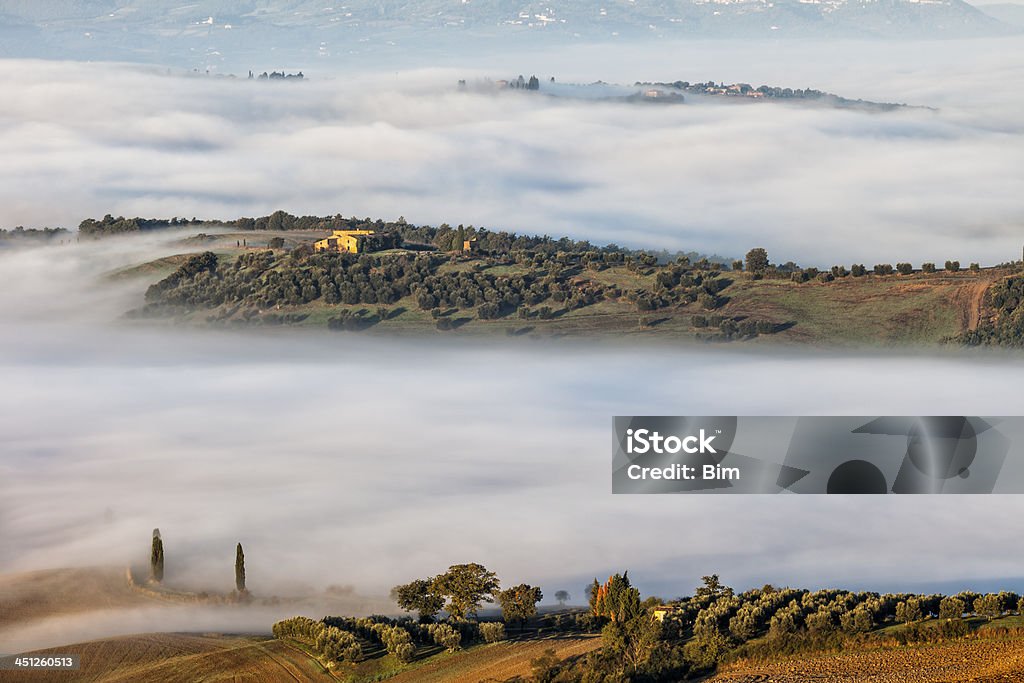 トスカーナの風景で、朝の霧 - かすみのロイヤリティフリーストックフォト