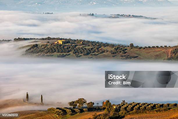 Foto de Paisagem Toscana Com Nevoeiro Matinal e mais fotos de stock de Agricultura - Agricultura, Beleza natural - Natureza, Campo