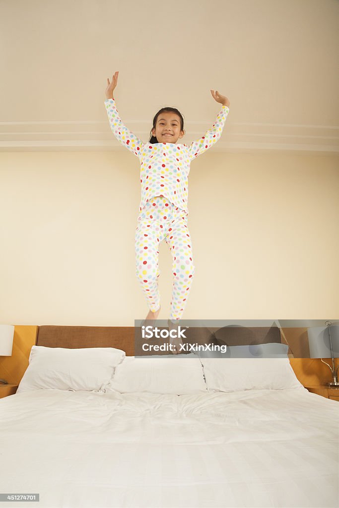Crianças pulando na cama - Foto de stock de Cama royalty-free
