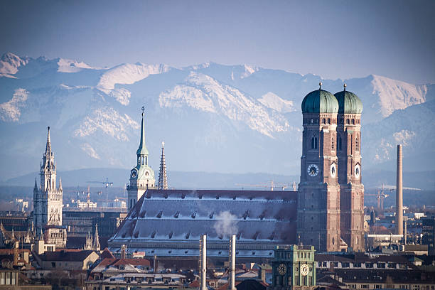 münchen im winter - cathedral of our lady stock-fotos und bilder