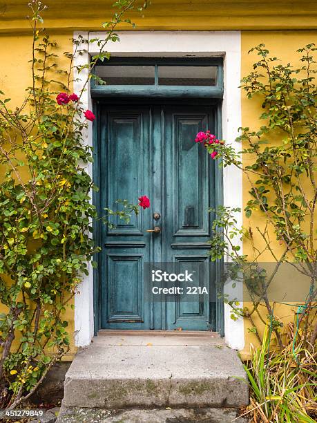 Porta Verde E Rosas - Fotografias de stock e mais imagens de Amarelo - Amarelo, Antigo, Casa