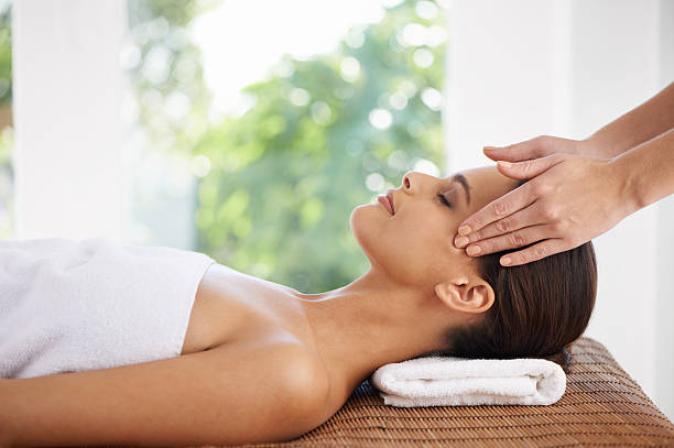 le mani portare un relax totale - head massage massaging beauty treatment massage therapist foto e immagini stock