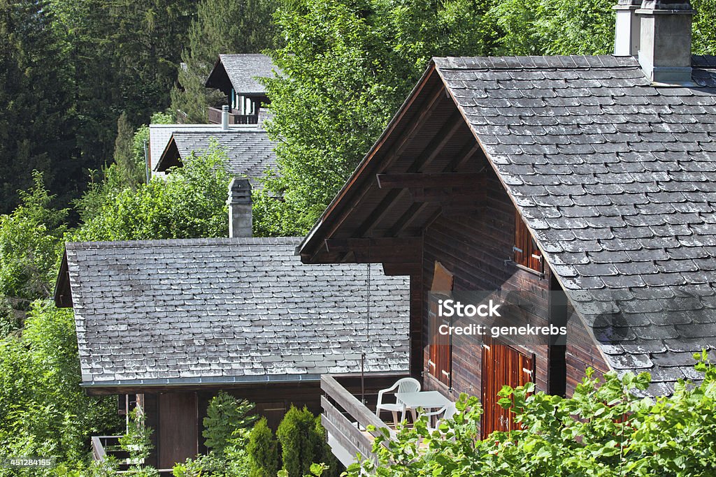 Chalets suisses vacances d'été au-dessus Lenk, Oberland bernois - Photo de Architecture libre de droits