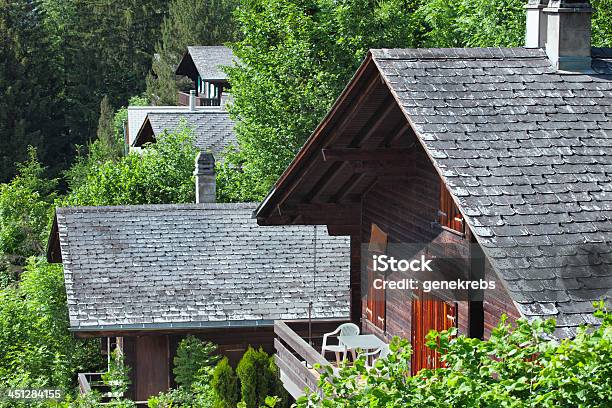 Photo libre de droit de Chalets Suisses Vacances Dété Audessus Lenk Oberland Bernois banque d'images et plus d'images libres de droit de Architecture