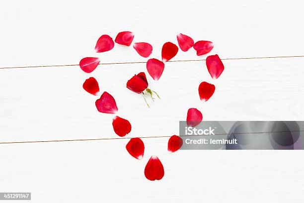 Płatki Róży Miłość - zdjęcia stockowe i więcej obrazów Bez ludzi - Bez ludzi, Biały, Czerwony