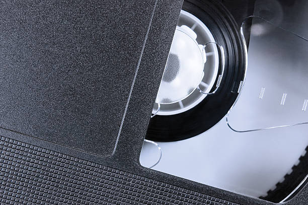 primer plano macro de cinta vhs, una detallada cassette de cinta de vídeo retro negro - vcr video cassette tape audio cassette home video camera fotografías e imágenes de stock
